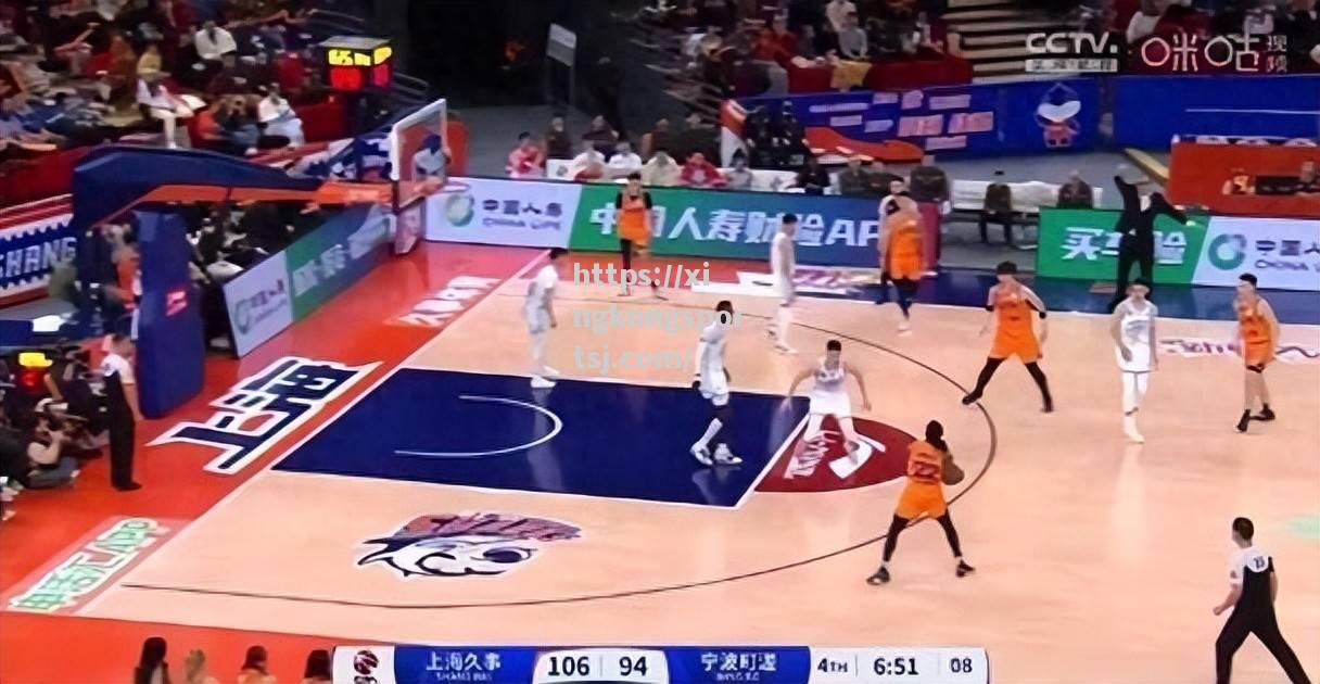 比赛中球员独中独得帮助球队取胜