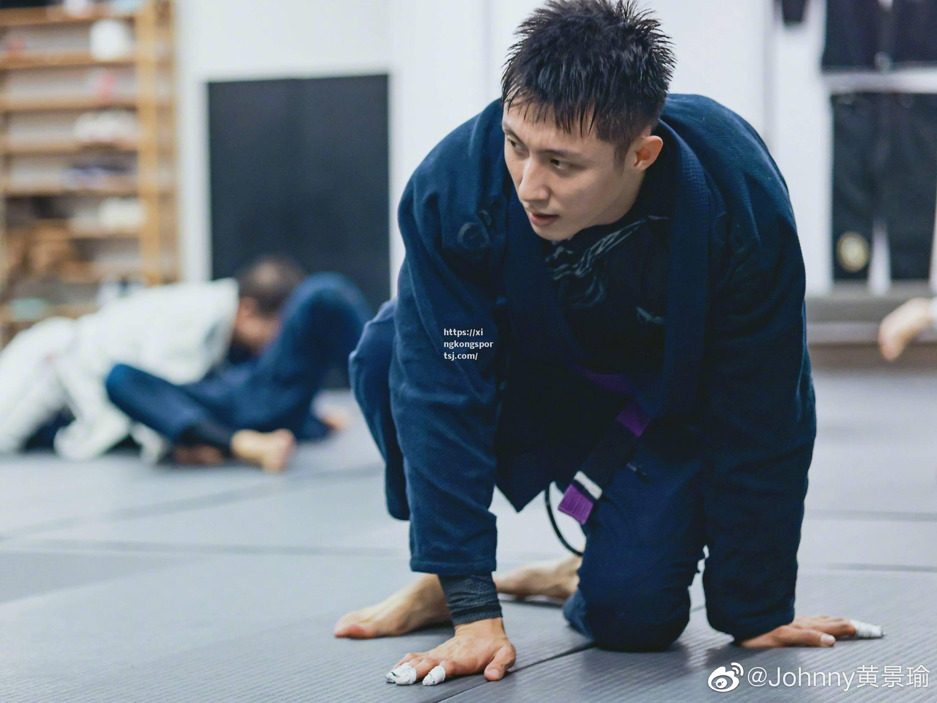 球场风波不断，胜负悬念令人期待